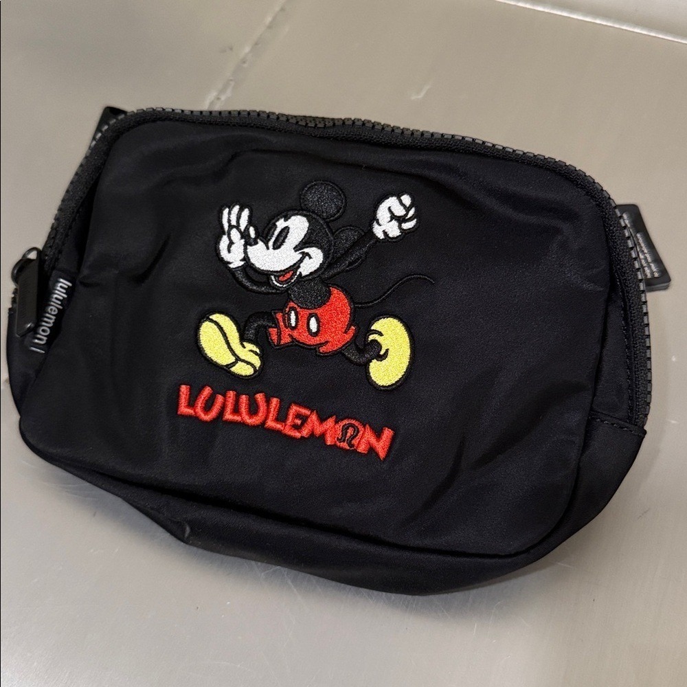 Disney x lululemon Everywhere Belt Bag 1L Mickey in Motion Graphic nwt - Picture 3 of 5